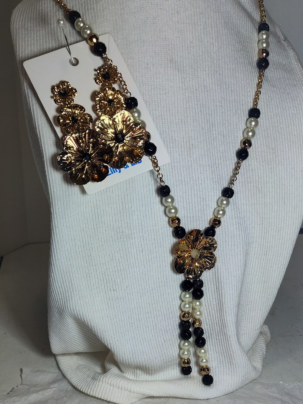 Fashion Jewelry Gold Floral Necklace Set with Black and Pearl Accents (1)